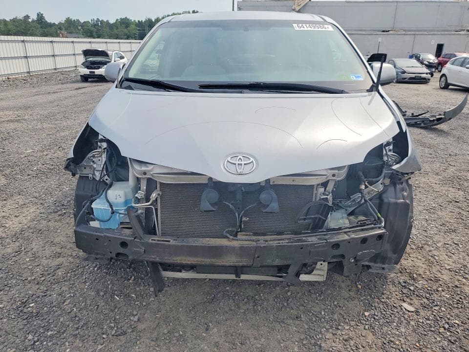 2017 TOYOTA SIENNA LE 5