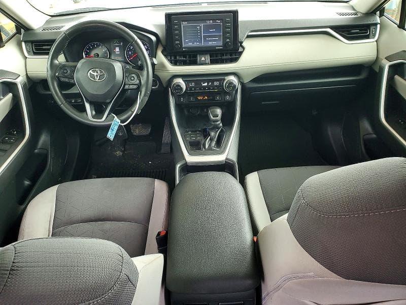 2020 TOYOTA RAV4 XLE 8