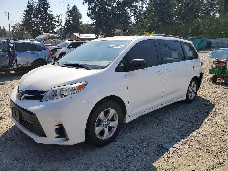 2018 TOYOTA SIENNA LE