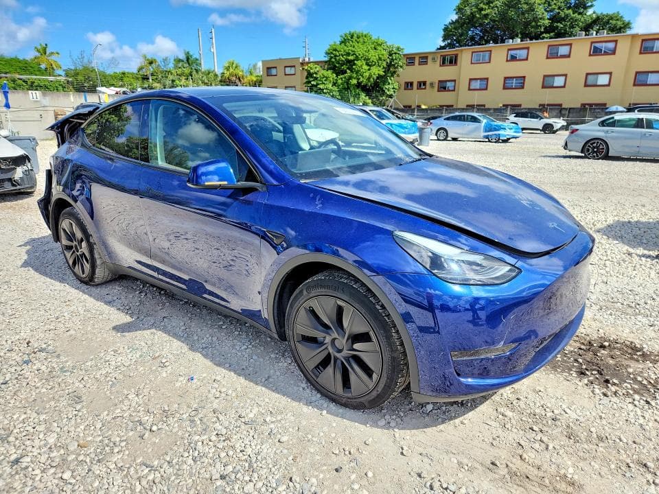 2025 TESLA MODEL Y 4