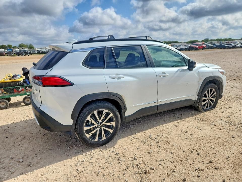 2024 TOYOTA COROLLA CROSS XLE 3