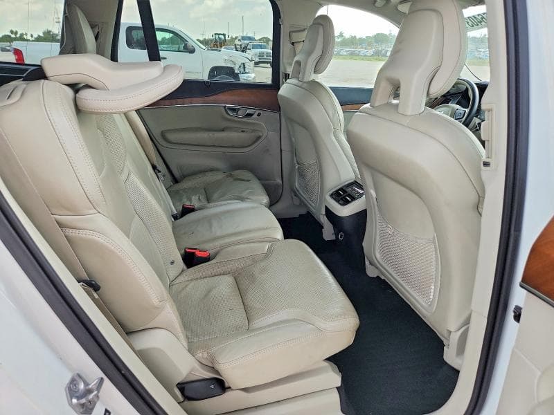 2017 VOLVO XC90 T6 11