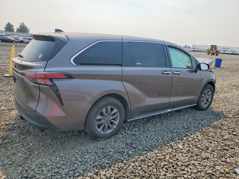 2022 TOYOTA SIENNA XLE 3