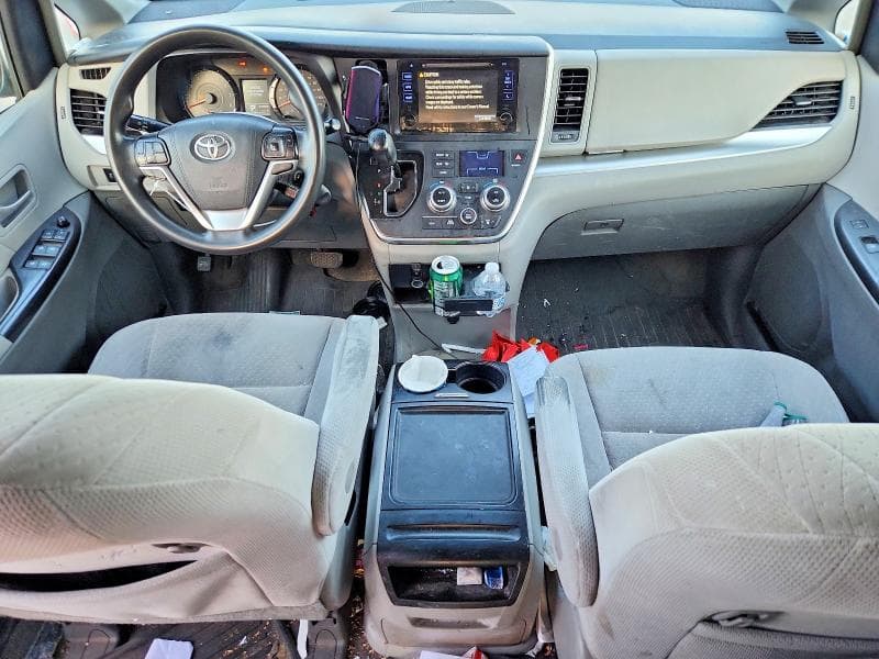 2017 TOYOTA SIENNA LE 8