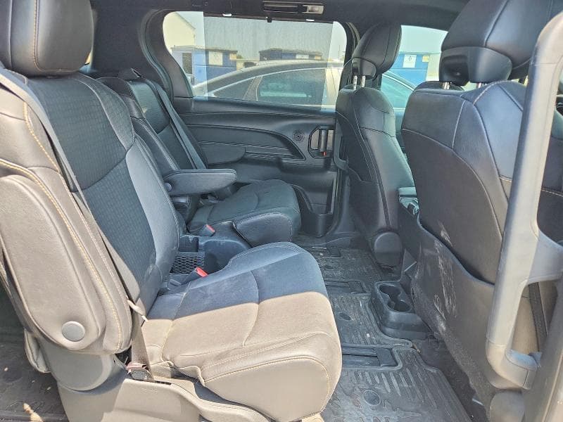 2025 TOYOTA SIENNA WOODLAND EDITION 11