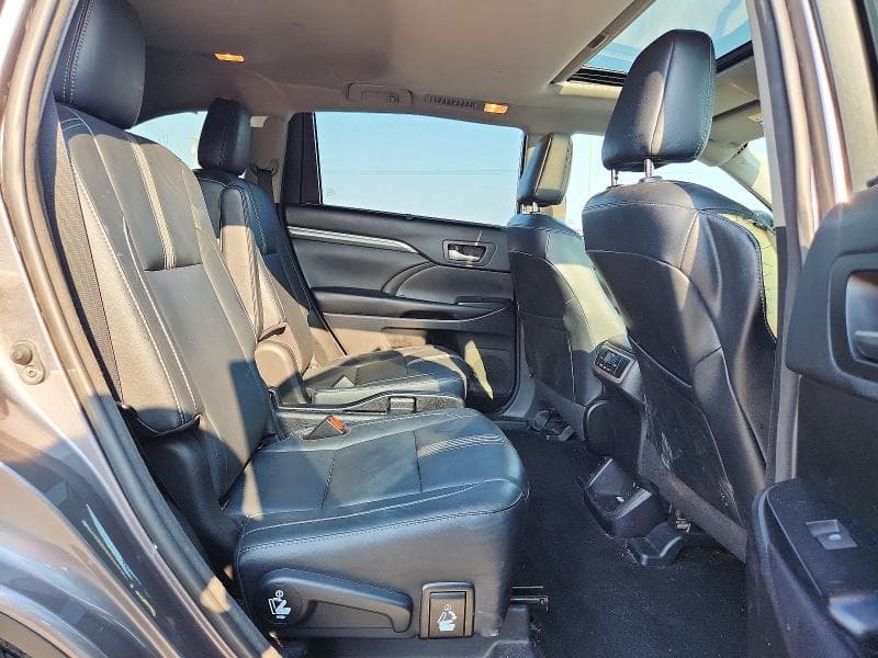 2018 TOYOTA HIGHLANDER SE 11