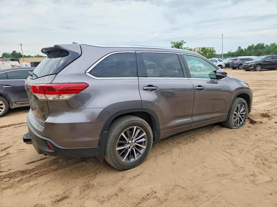 2018 TOYOTA HIGHLANDER XLE 3