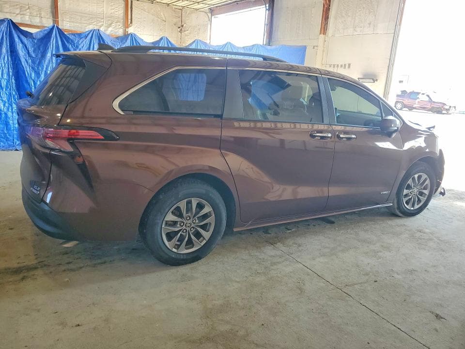 2021 TOYOTA SIENNA XLE 3