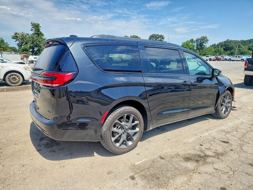 2023 CHRYSLER PACIFICA TOURING L 3