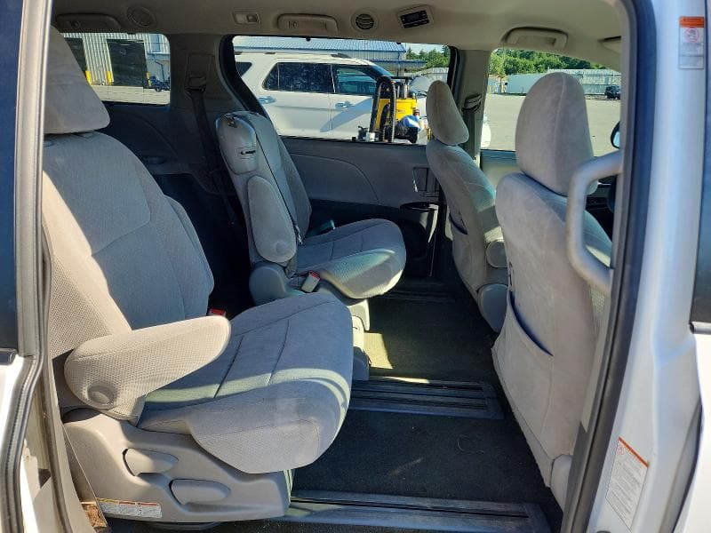 2017 TOYOTA SIENNA LE 11