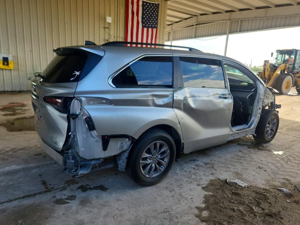 2024 TOYOTA SIENNA LE 3