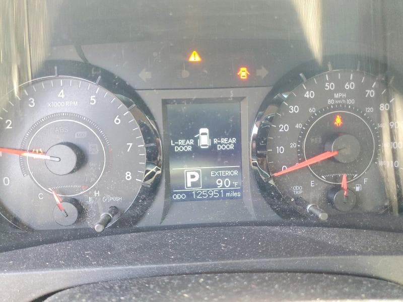 2017 TOYOTA SIENNA LE 9