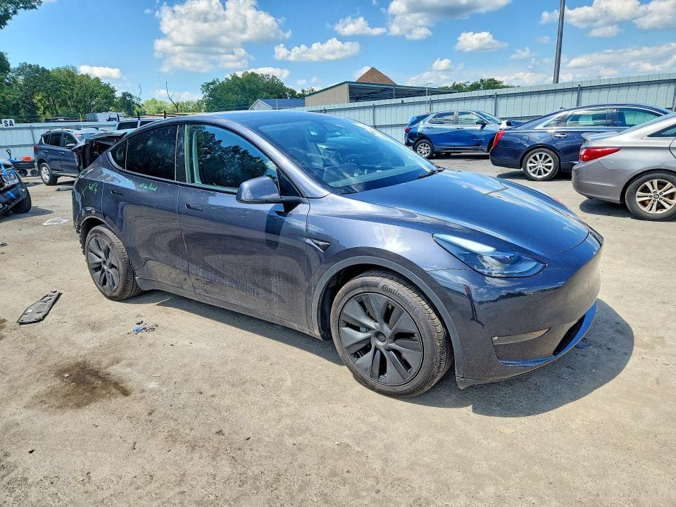 2025 TESLA MODEL Y 4