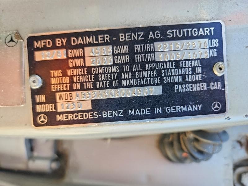 1982 MERCEDES-BENZ 300 D 12