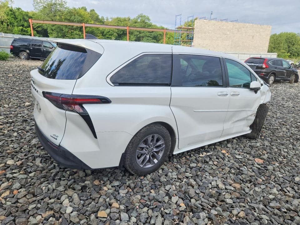 2024 TOYOTA SIENNA XLE 7-PASSENGER 3