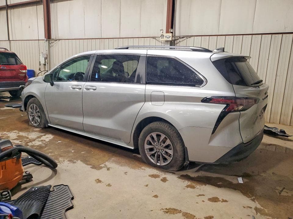 2023 TOYOTA SIENNA LE 2