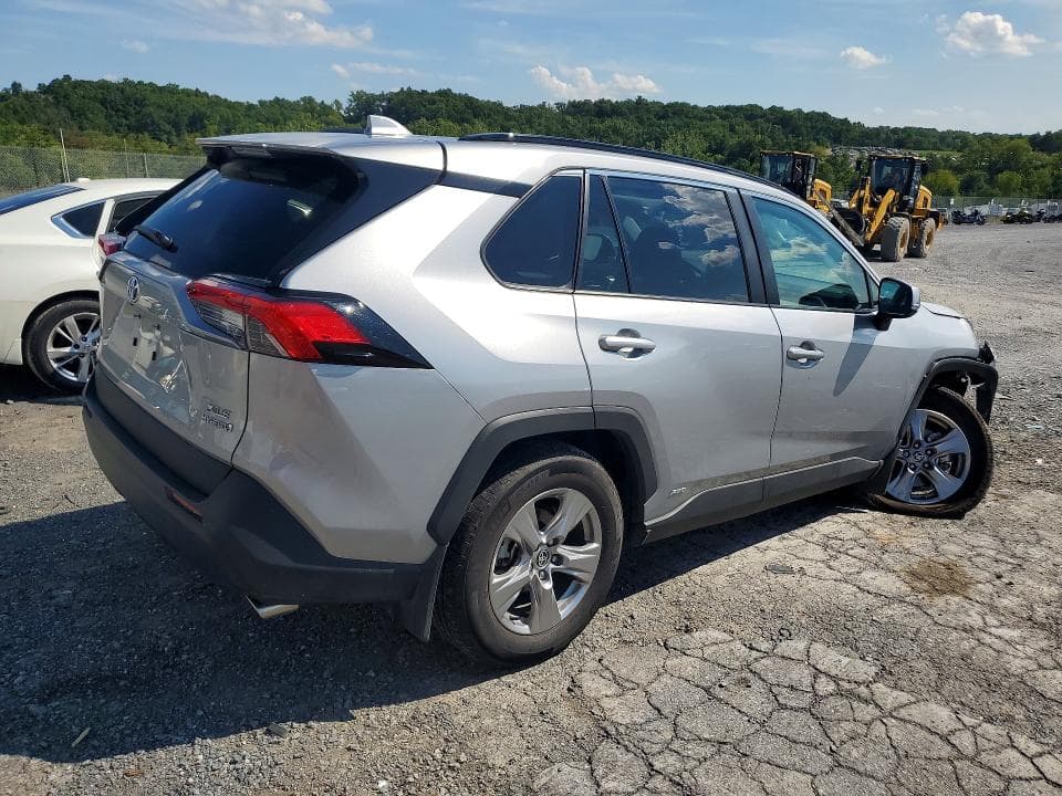 2024 TOYOTA RAV4 XLE 3