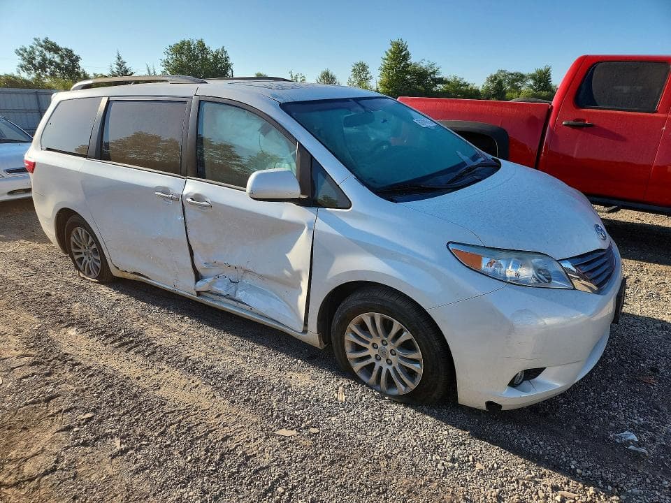 2017 TOYOTA SIENNA XLE 8-PASSENGER 4