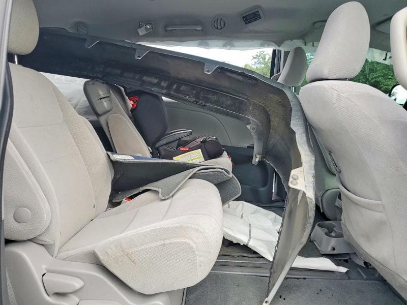 2020 TOYOTA SIENNA LE 11