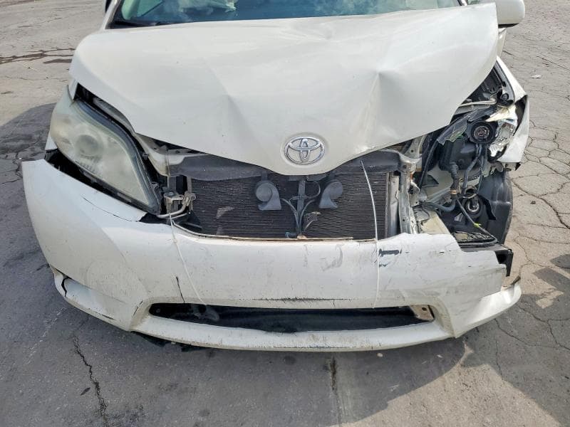 2017 TOYOTA SIENNA XLE PREMIUM 8-PASSENGER 12