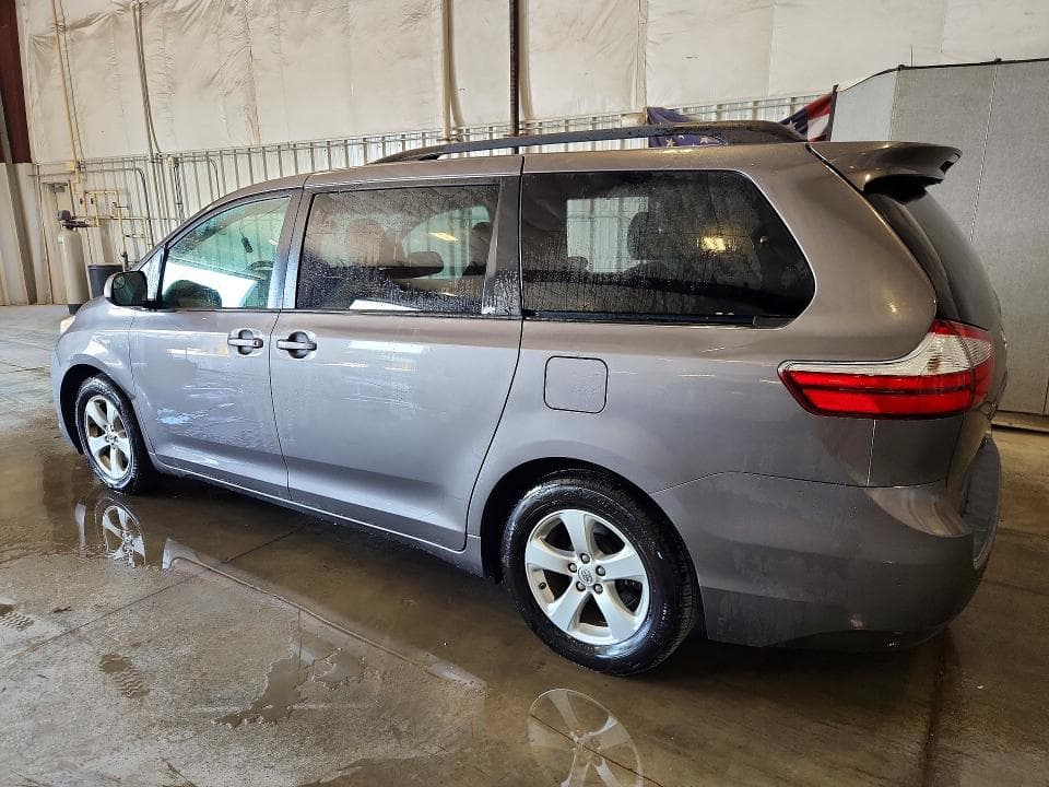 2017 TOYOTA SIENNA LE 2