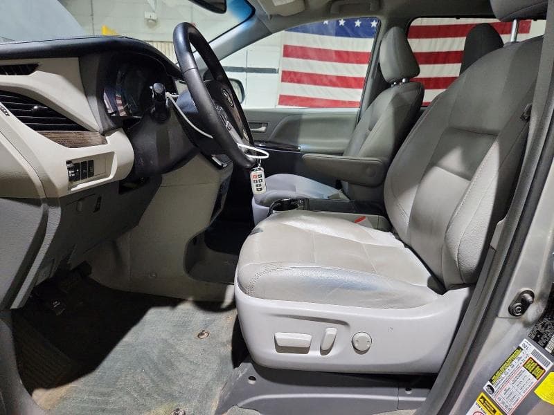 2017 TOYOTA SIENNA XLE 8-PASSENGER 7