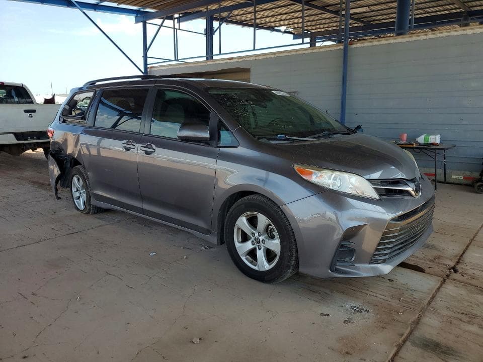 2019 TOYOTA SIENNA LE 4