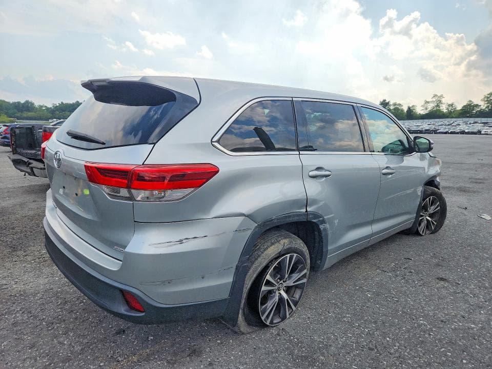 2018 TOYOTA HIGHLANDER LE 3