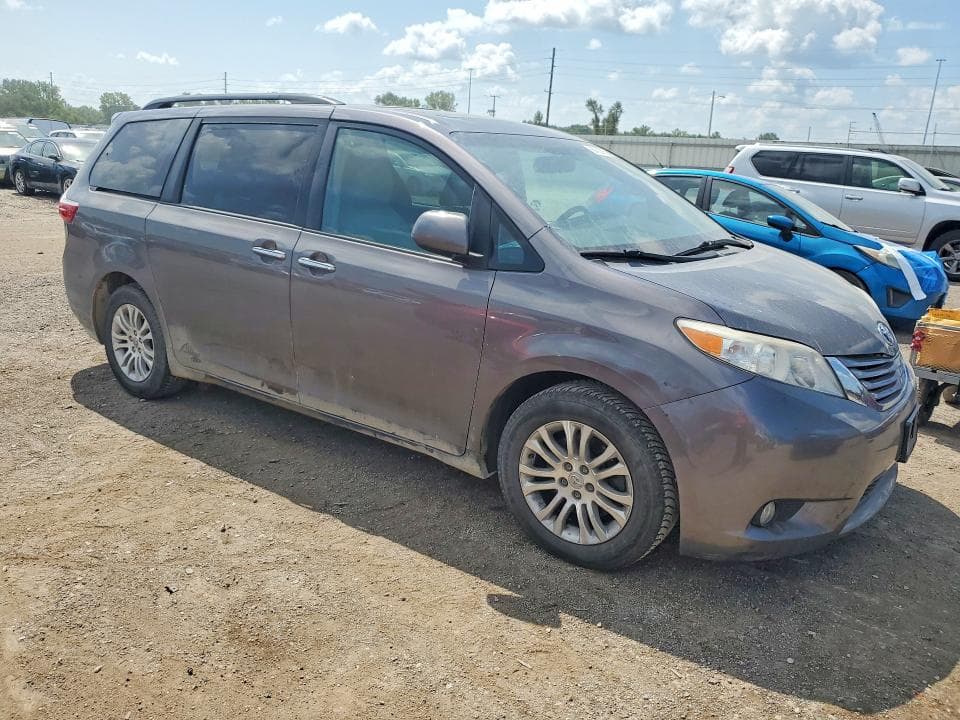 2017 TOYOTA SIENNA XLE PREMIUM 8-PASSENGER 4