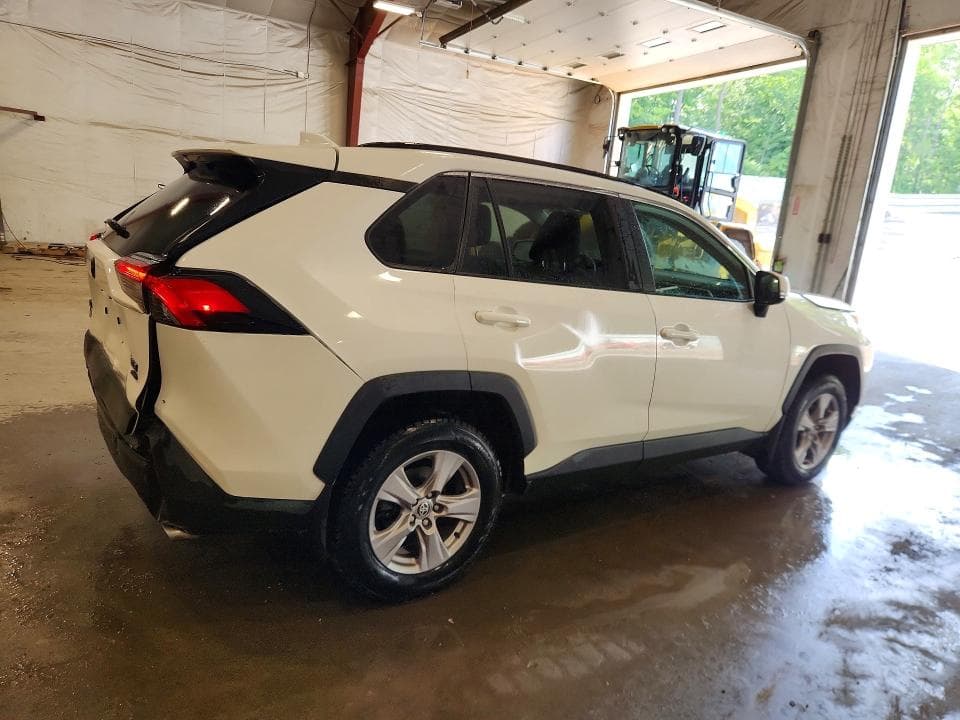 2025 TOYOTA RAV4 XLE 3