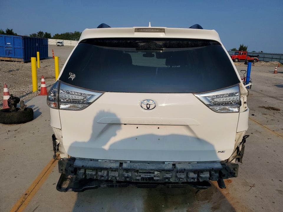 2018 TOYOTA SIENNA SE PREMIUM 8-PASSENGER 6