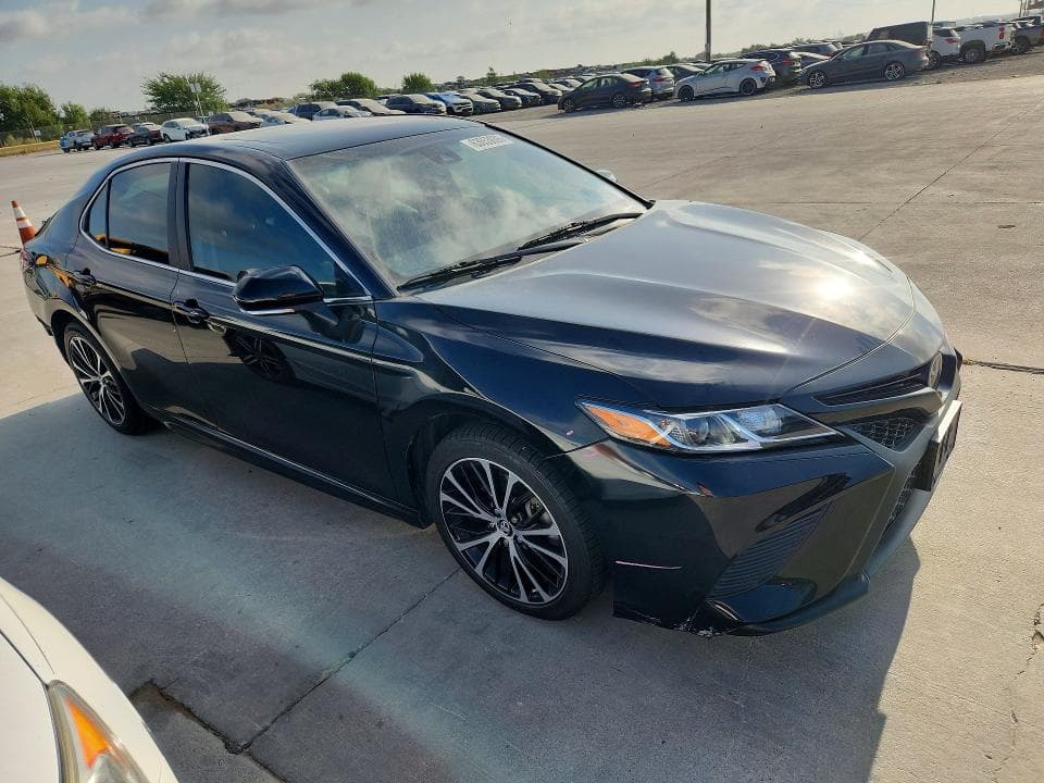 2018 TOYOTA CAMRY SE 4