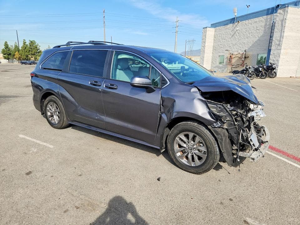 2025 TOYOTA SIENNA LE 4