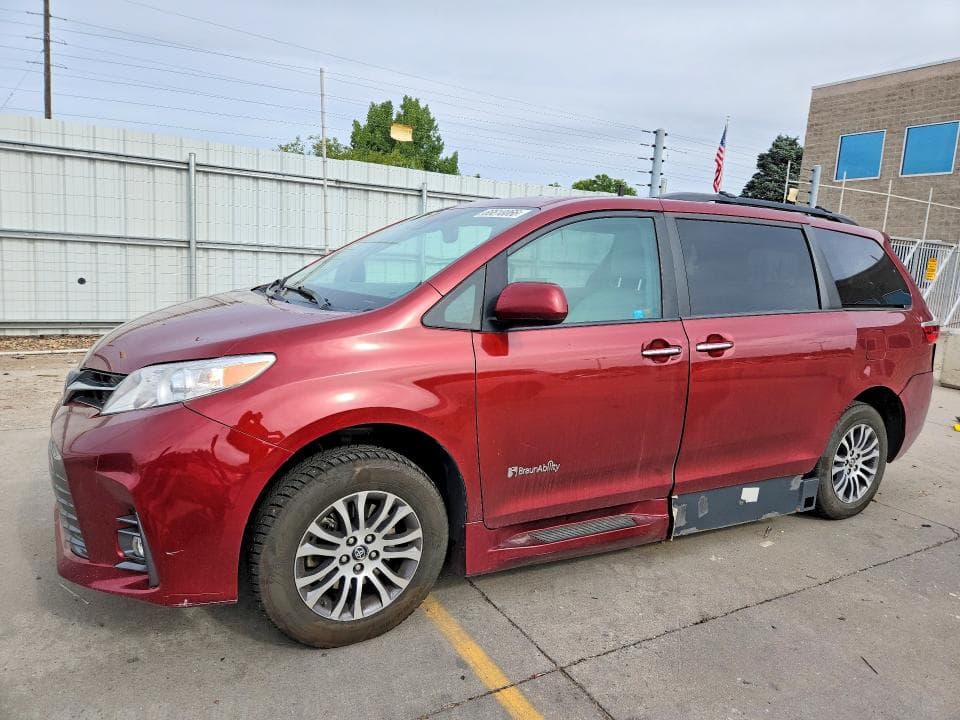 2018 TOYOTA SIENNA XLE 8-PASSENGER