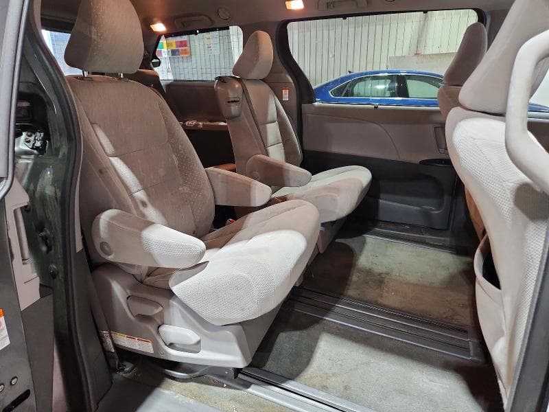 2018 TOYOTA SIENNA LE 11
