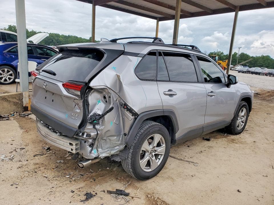 2020 TOYOTA RAV4 XLE 3
