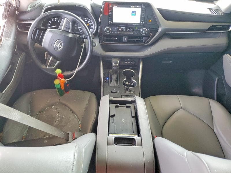 2021 TOYOTA HIGHLANDER XLE 8