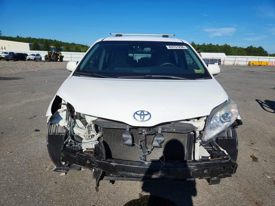 2017 TOYOTA SIENNA LE 5