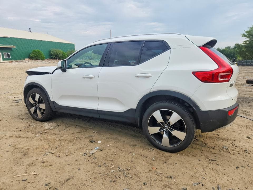 2020 VOLVO XC40 T5 MOMENTUM 2