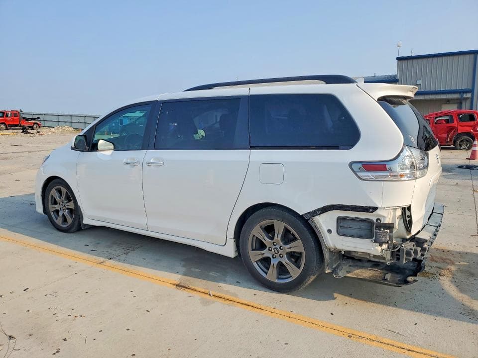 2018 TOYOTA SIENNA SE PREMIUM 8-PASSENGER 2