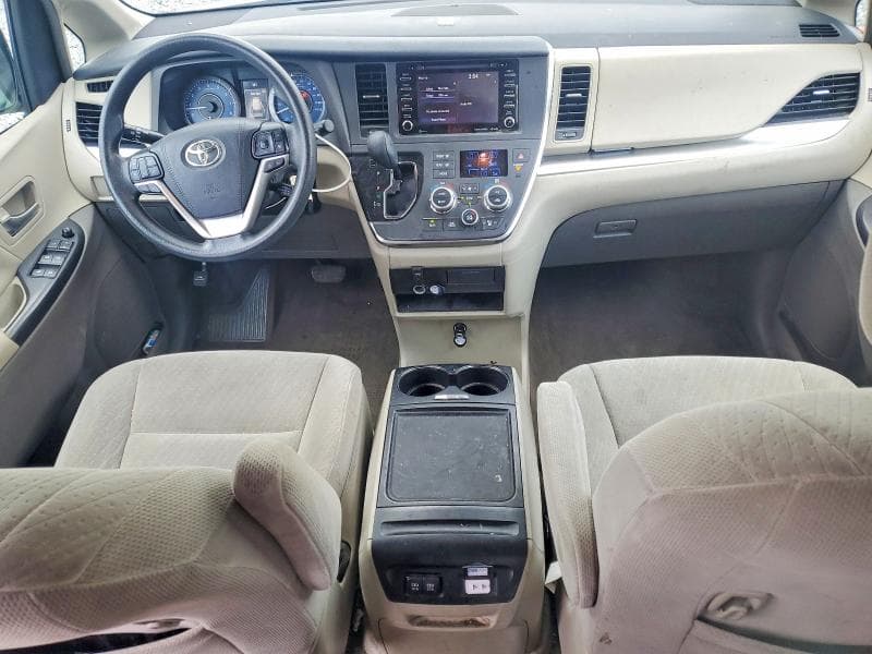 2018 TOYOTA SIENNA LE 8