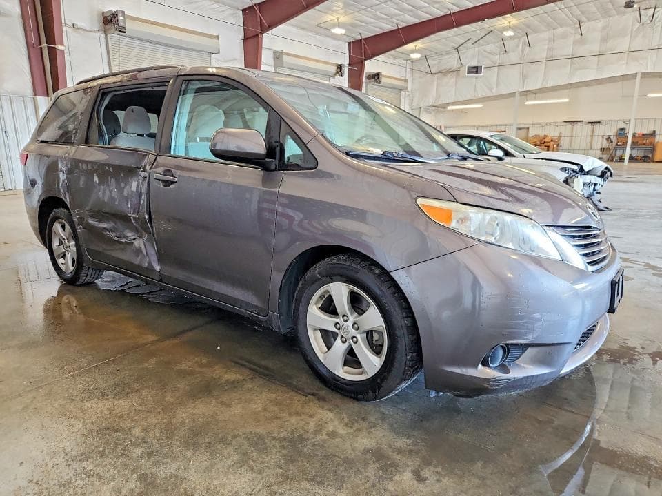 2017 TOYOTA SIENNA LE 4