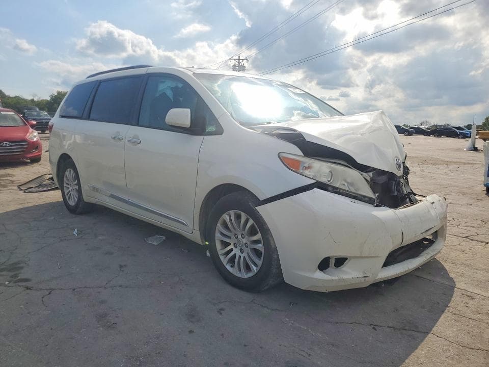 2017 TOYOTA SIENNA XLE PREMIUM 8-PASSENGER 4