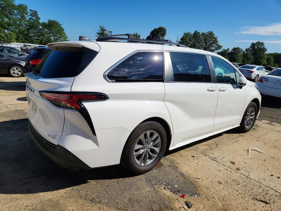 2022 TOYOTA SIENNA LE 3