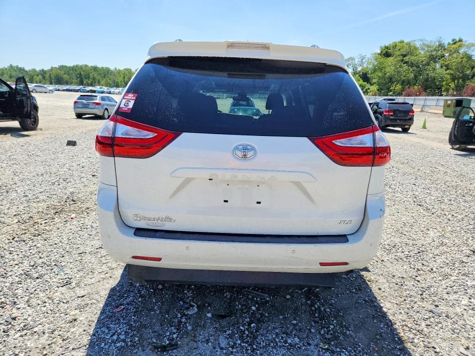 2018 TOYOTA SIENNA XLE 8-PASSENGER 6