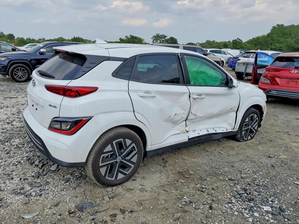 2023 HYUNDAI KONA SE 3