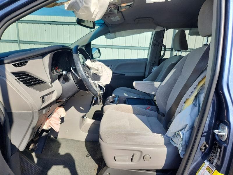 2017 TOYOTA SIENNA LE 7
