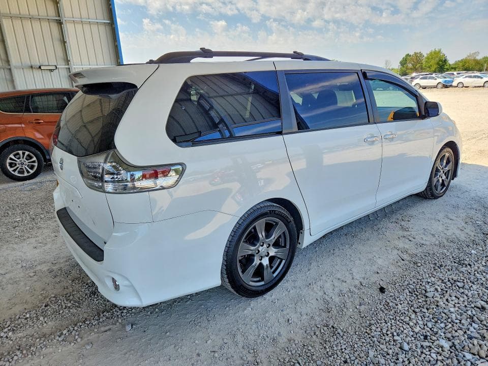 2017 TOYOTA SIENNA SE 3