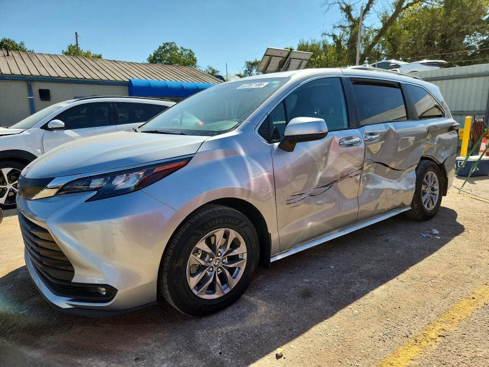 2025 TOYOTA SIENNA XLE 8-PASSENGER