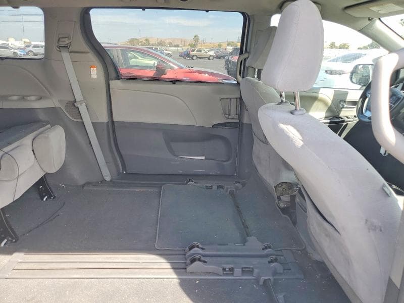 2019 TOYOTA SIENNA LE 11